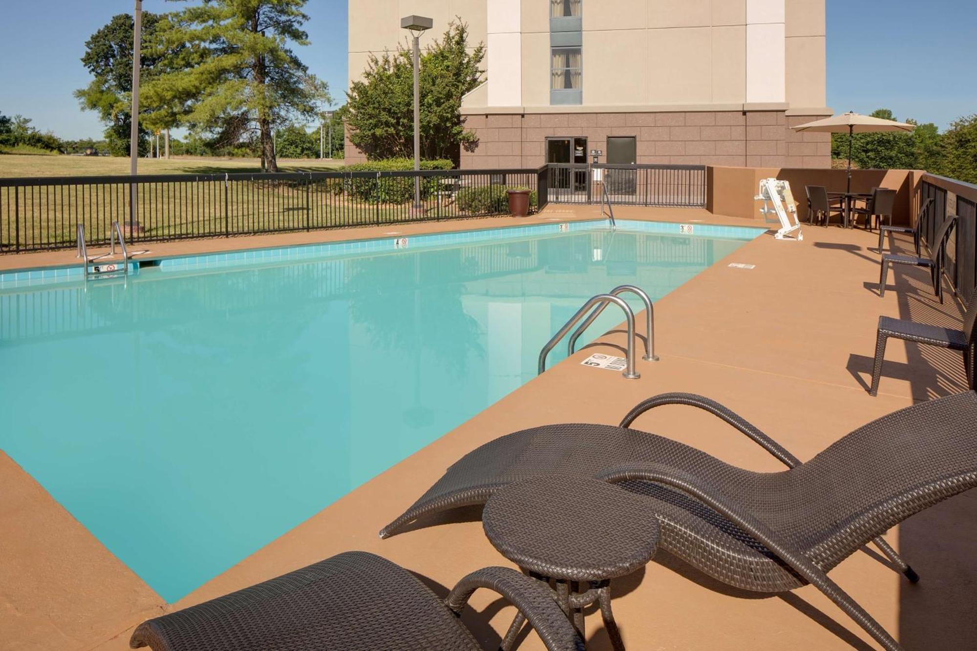 Hampton Inn & Suites Nashville-Airport Exterior photo